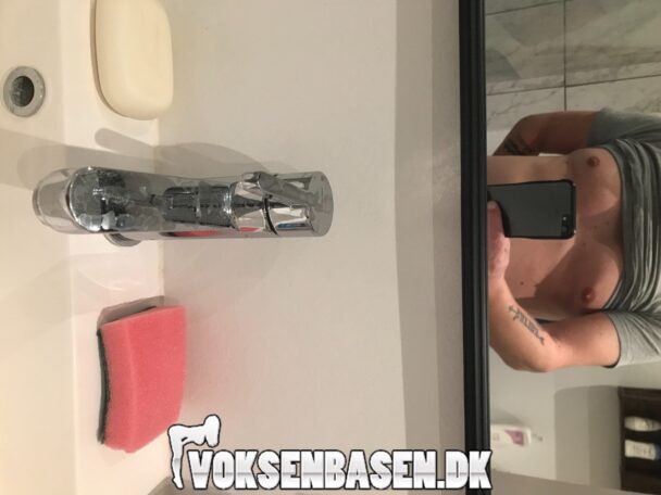 mig foran spejl bryst